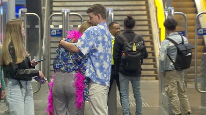 Hysterische Harry Styles-fans staan op station nog steeds te janken