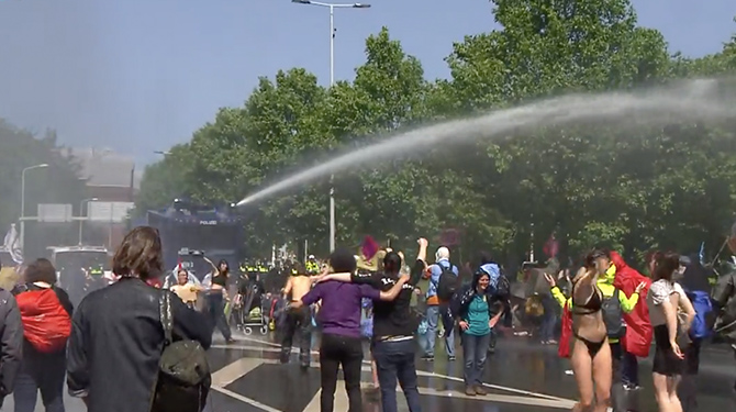 Politie vult waterkanon met gebruikt douchewater: 'Zo strijden wij tegen exploitatie van de aarde'