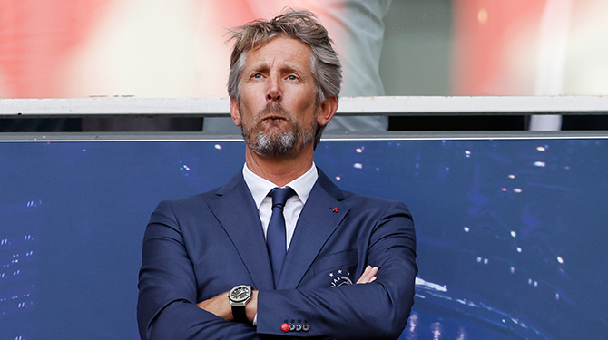 Van der Sar weer in geen velden of wegen te bekennen bij vertrek