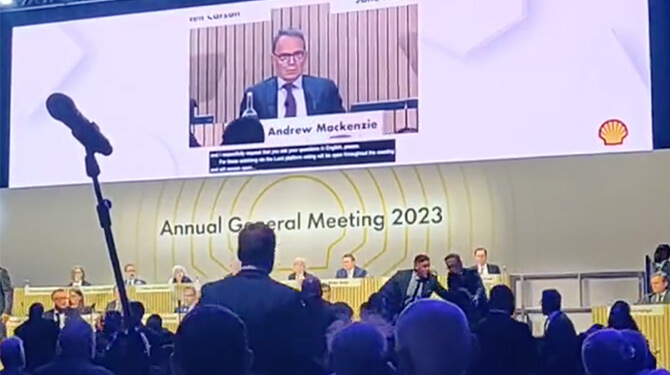 CEO-Shell verdient nét te veel geld om klimaatactivisten te begrijpen