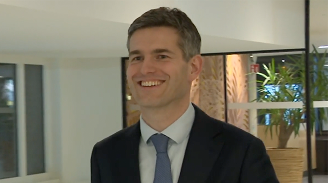 Minister van Buitenlandse Zaken Berendsen vraagt of 'er misschien nog iemand met hem wil wisselen'