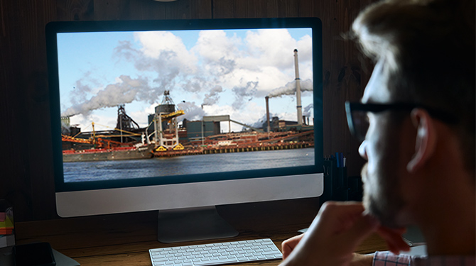 Smeerlap kijkt verlekkerd naar de vieze dingen die Tata Steel doet voor de webcam