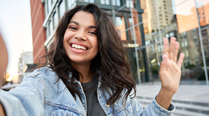 Influencer toevallig net enthousiast toen zij video opnam