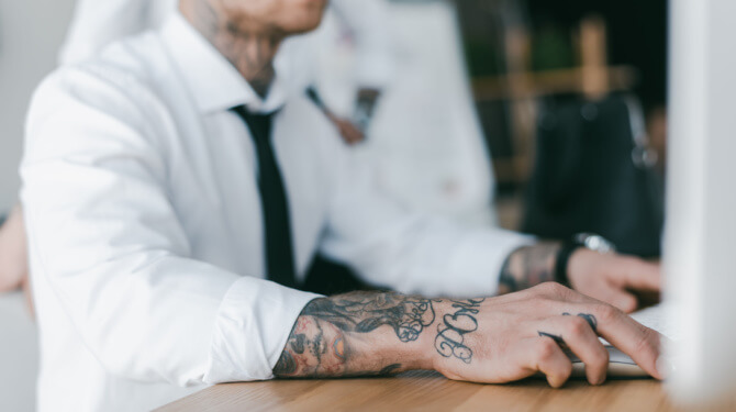 Grote tatoeage juist pre op werkvloer: laat zien dat iemand makkelijk 8 uur kan blijven zitten en lijden