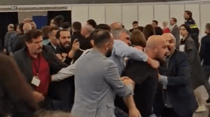 Exitpoll Rai Amsterdam: 53 vuistslagen voor Erdogan, 41 voor oppositie
