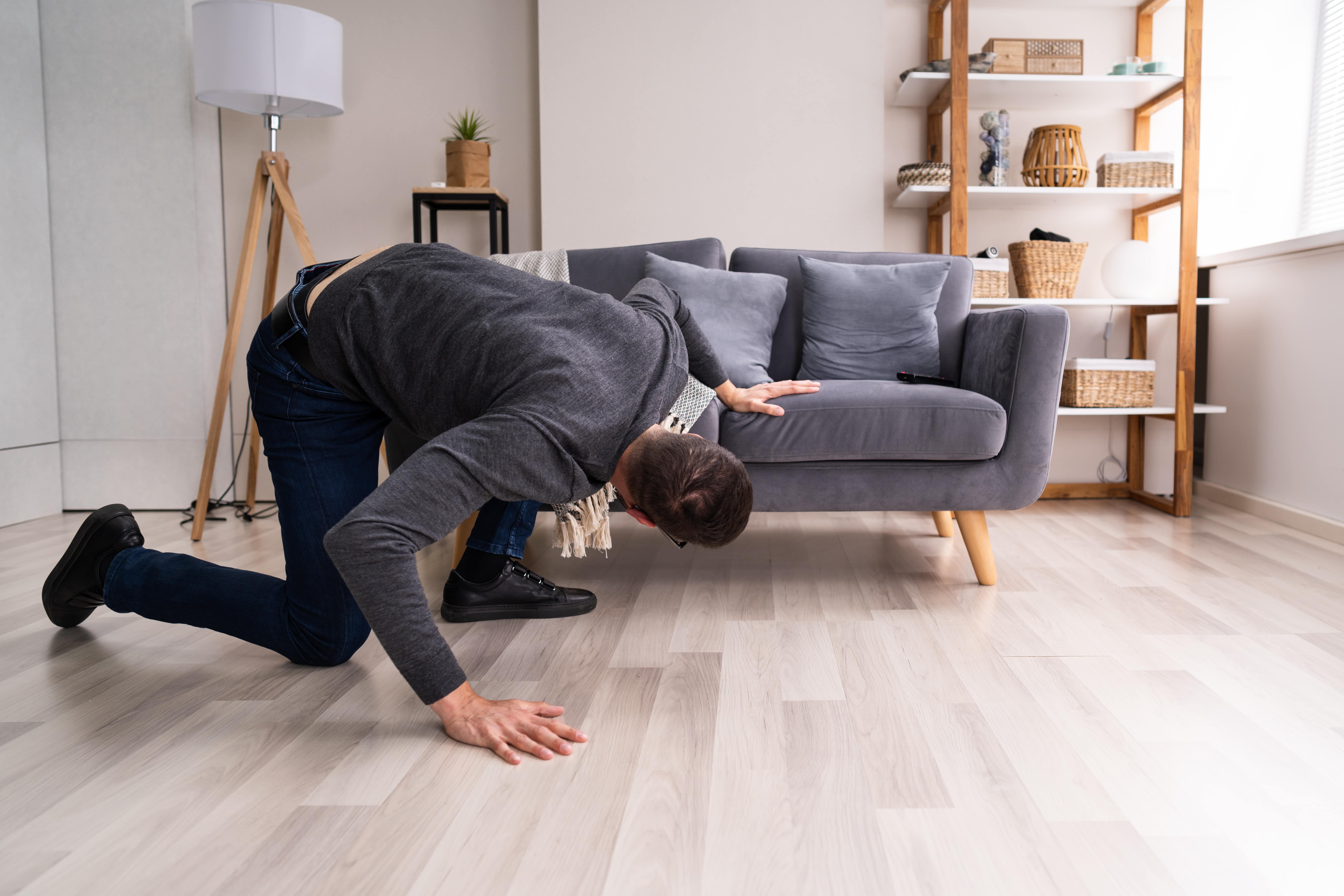 Man kan zijn ‘goede humeur’ nergens vinden net voordat hij wil vertrekken op reis