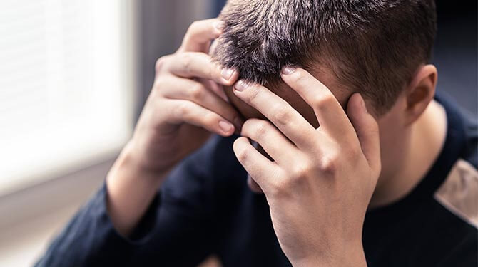 Adriaan (13) door zijn moeder betrapt tijdens het manifesteren