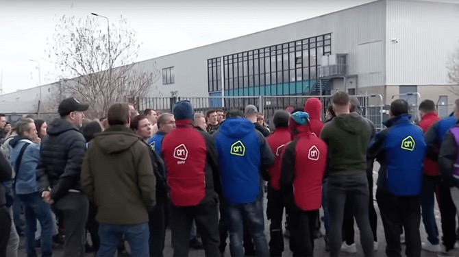 Albert Heijn zegt ‘even achter te gaan kijken’ of ze daar nog de juiste salarisverhoging hebben liggen