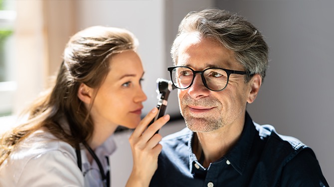 Erik (54) komt er bij audicien achter dat hij vooral slecht kan luisteren