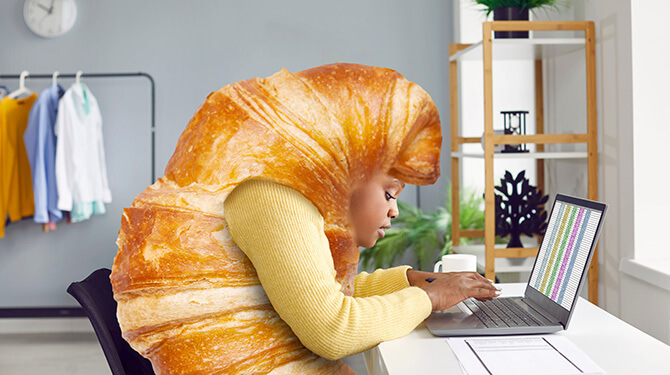 Vrouw draagt corrigerende croissant om haar postuur te verbeteren