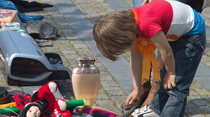 Nietsvermoedende Sem (9) verkoopt oma voor 15 euro