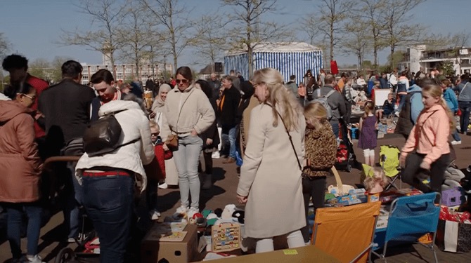 Kopers op vrijmarkten dit jaar vooral geïnteresseerd in het warme kleedje waar de spullen op liggen