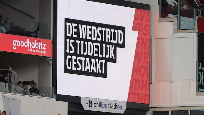 Ajax protesteert bij KNVB: ‘Waarom zijn gifbekers op het veld wel toegestaan?’
