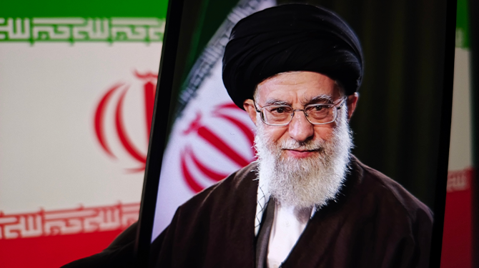 Khamenei sterft in gelukzalige wetenschap dat anderen nu Iraanse levens verwoesten