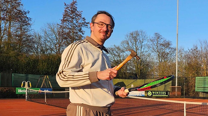 Tevreden tennisser repareert racket na mooi punt