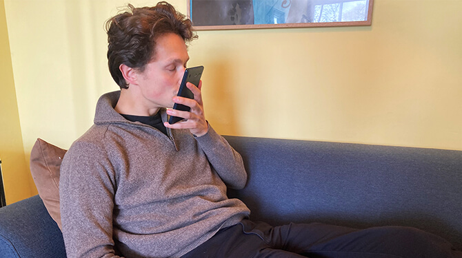 Man (31) geniet van de geur van oude e-readers