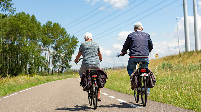 Man in SUV vindt dat bejaarden op e-bikes soms ook wel érg hard gaan