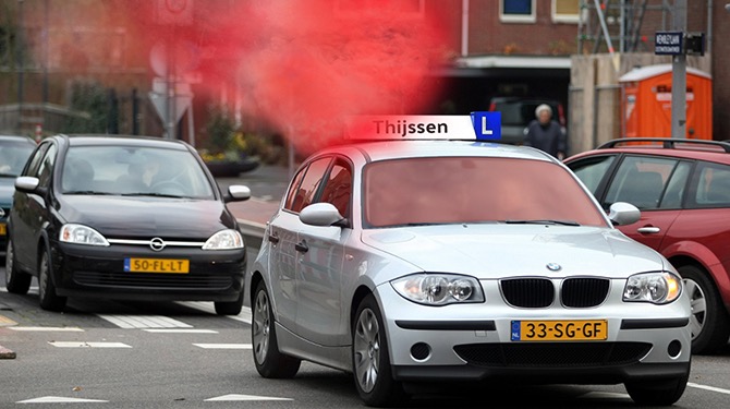 Dylan (18) steekt tijdens rij-examenstunt rookbom af in lesauto