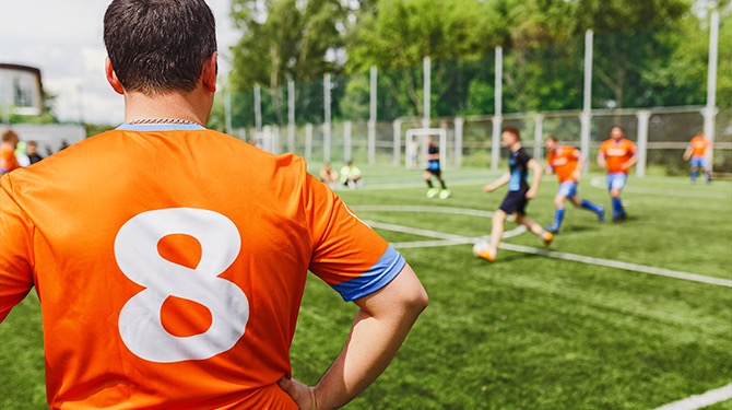 Brakke amateurvoetballer vraagt na 4 minuten spelen: ‘Scheids, hoe lang nog?’