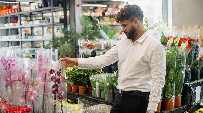 Het perfecte vriendje? Sjors had ‘bijna’ bloemen voor zijn vriendin meegenomen