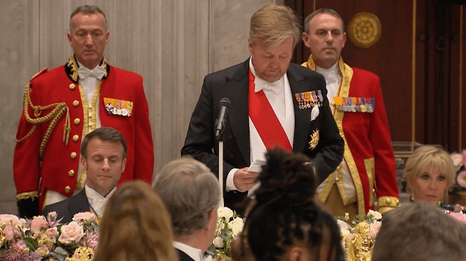 Willem-Alexander probeert bij bezoek Macron in het Nederlands te speechen