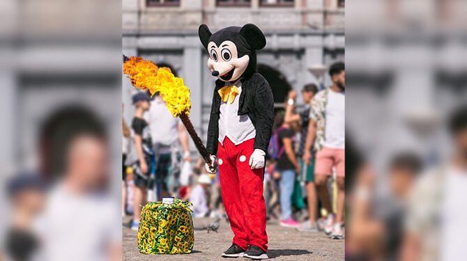 President Macron ceremonieel ontvangen op de Dam door vuurspuwende Mickey Mouse