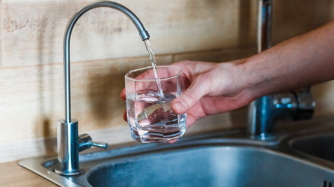 Kabinet onderzoekt of drinkwater ook frisdrank is zodat ze het extra kunnen belasten