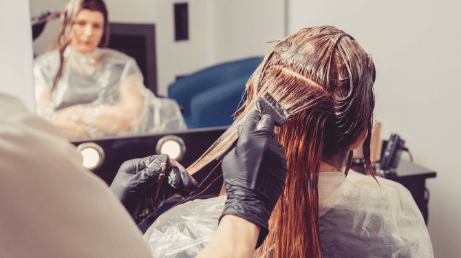 Helaas: vrouw die net van negatief zelfbeeld af was gaat naar de kapper