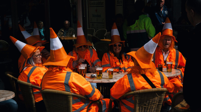 Een oranje pylon op je hoofd dragen: de do’s and don’ts