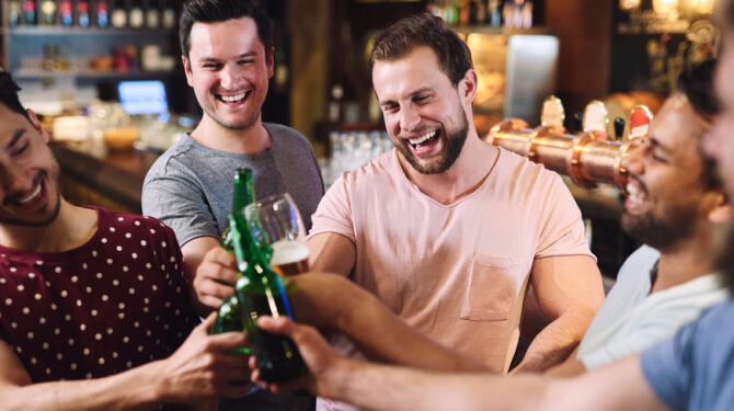 Vriendengroep die ‘stad onveilig gaat maken’ drinkt paar biertjes en fietst dan weer naar huis