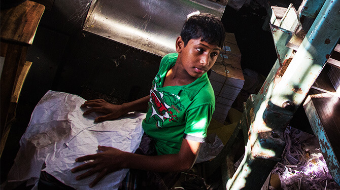 Kind in Bangladesh maakt honderden ‘boxing video's’ per dag