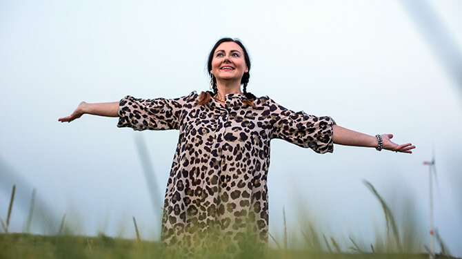Optimistische en dyslectische vrouw pulkt de dag
