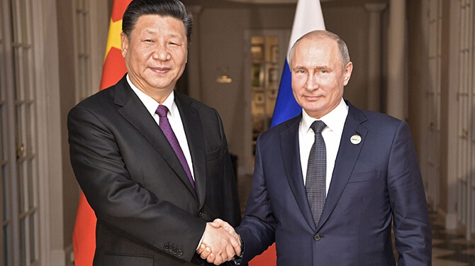 Xi Jinping en Poetin ontmoetten elkaar al veertig keer, maar ‘hebben nooit meer gedaan dan zoenen’