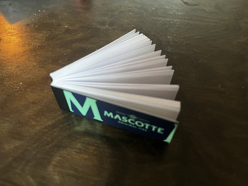 Nieuwe trend onder middelbare scholieren: extreem klein notitieblokje