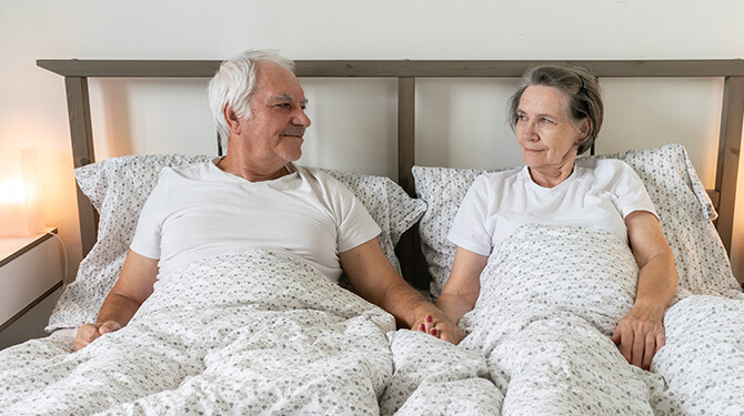 Opa en oma kunnen niet oppassen omdat zij aan het neuken zijn