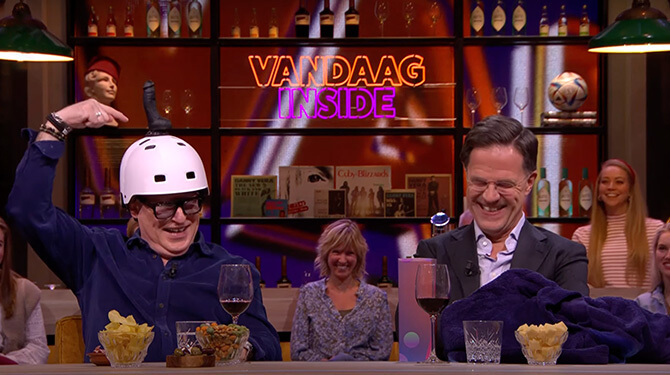 Van der Gijp met dildohelm in nieuw spotje VVD: 'Zij gaan stemmen, u toch ook?’