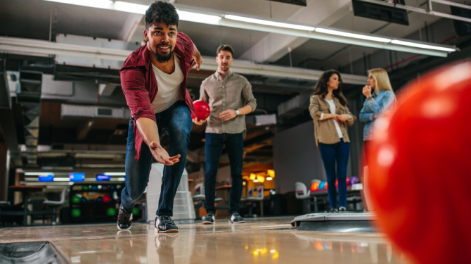 Vriend die extreem goed is in bowlen wil dit weekend met z'n vrienden graag weer bowlen
