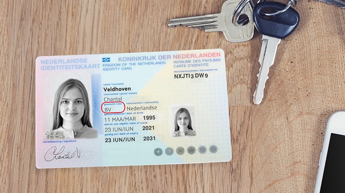 Vrouw verandert ‘V’ in paspoort in ‘BV’ om belastingvoordeel te krijgen