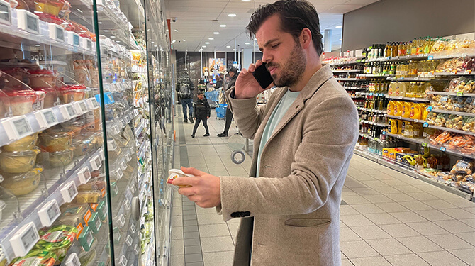 Teun is zo gek op z’n vriendin dat hij haar dagelijks belt om te vragen of ze nog hummus in huis hebben