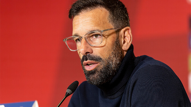 'Dit hoort niet thuis op een voetbalveld': moet Van Nistelrooy zich wel met het spel van Ajax bemoeien?