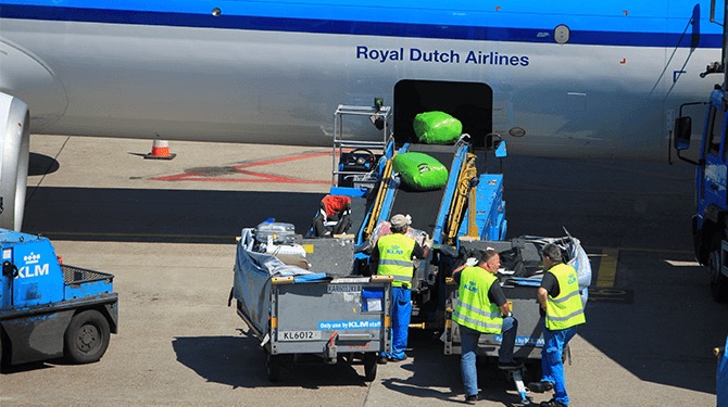 Schiphol onderneemt actie na onderzoek bagagesjouwers: 'Mind your back, knees, shoulders, arms'