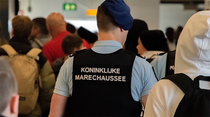 Marechaussee gaat vibe-check doen nu etnisch profileren verboden is