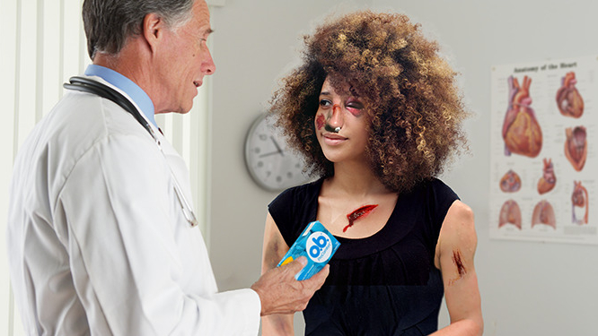 Vrouw overleeft auto-ongeluk maar heeft volgens dokter gelukkig alleen last van menstruatieklachten