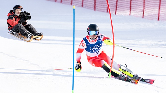Cameraman die vroeger op een slee achter skiërs aan moest op de piste blij dat er nu drones zijn