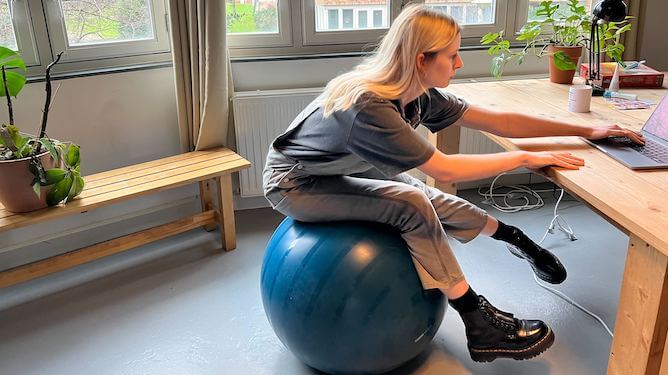 Vrouw koopt fitnessbal voor beter postuur