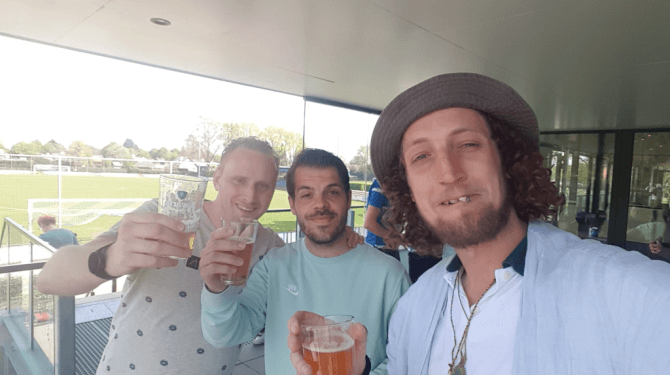 Geblesseerde amateurvoetballer besluit zijn team te komen aanmoedigen in de kantine