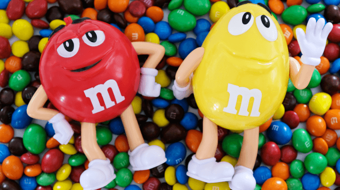 We praten te veel over pratende M&M’s en te weinig mét pratende M&M’s