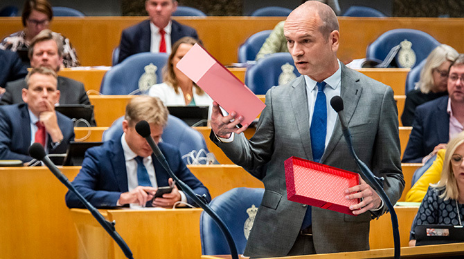 ChristenUnie doet Segers bij afscheid doosje incapabele landbouwministers cadeau