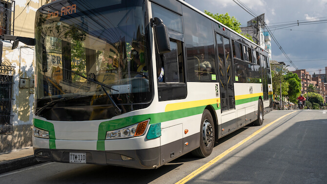 Bus met 80 inzittenden, waaronder 5 kinderen en 3 Nederlanders, veilig aangekomen in Medellín
