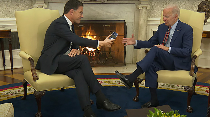 Rutte geeft Biden oude Nokia cadeau: ‘Zo voorkom je het rondslingeren van geheime documenten’
